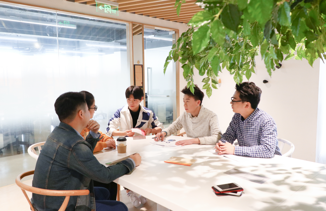 2025企業(yè)增長新公式：高端定制官網(wǎng)=核心增長引擎