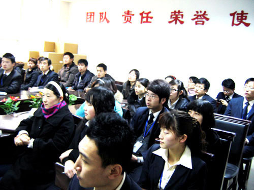 威龍公司組織員工進(jìn)行集體內(nèi)訓(xùn)